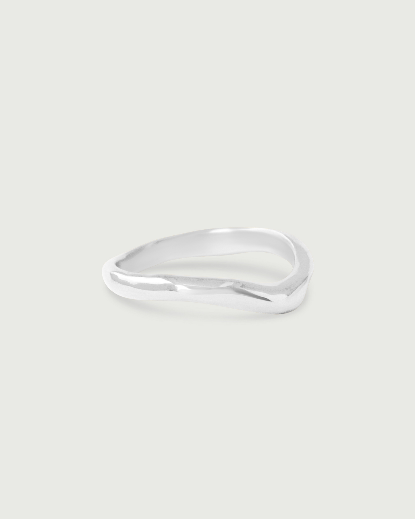 Alternative side view of Root Curve Band in Platinum Alternative side view of Root Curve Band in Platinum