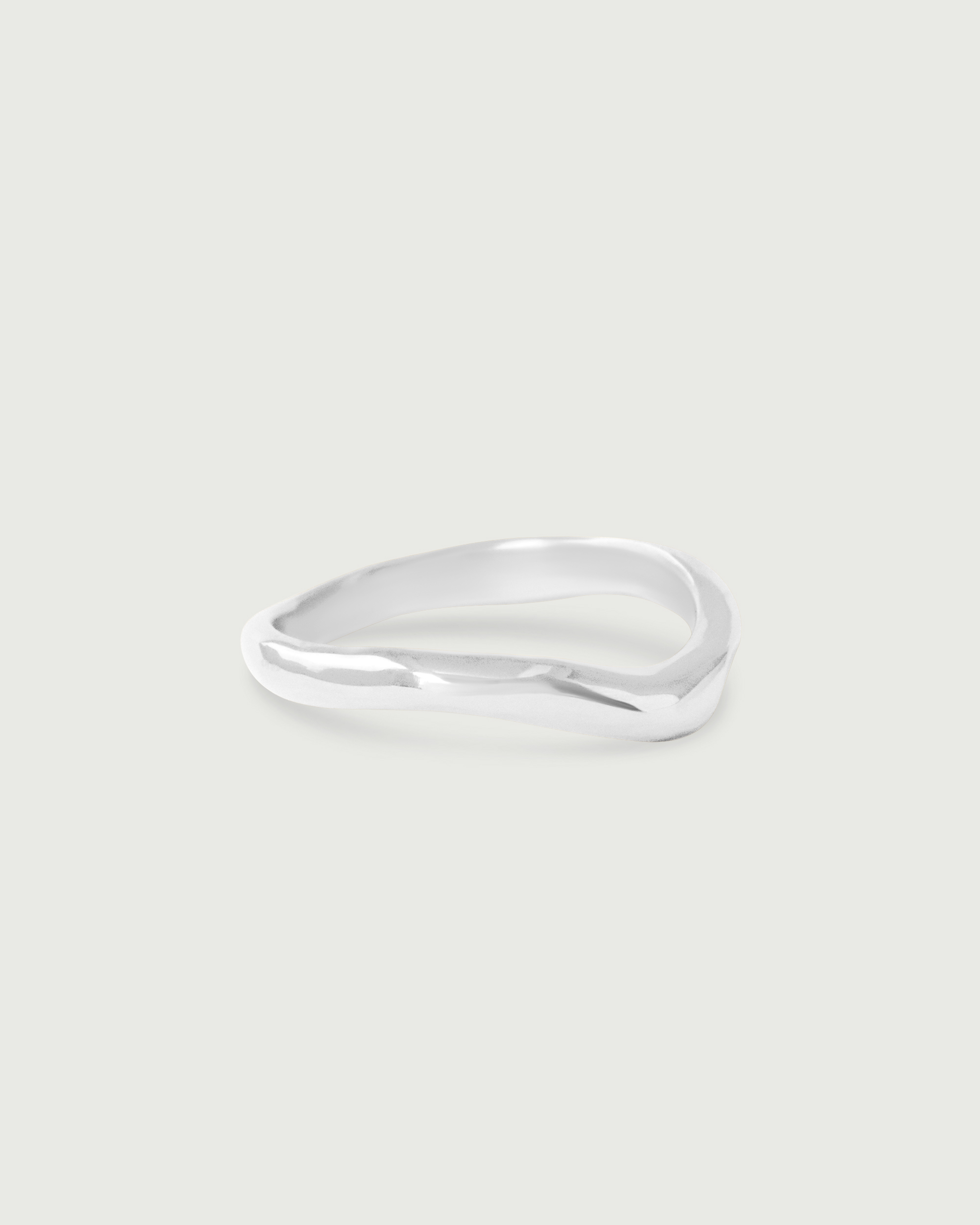 Alternative side view of Root Curve Band in Platinum