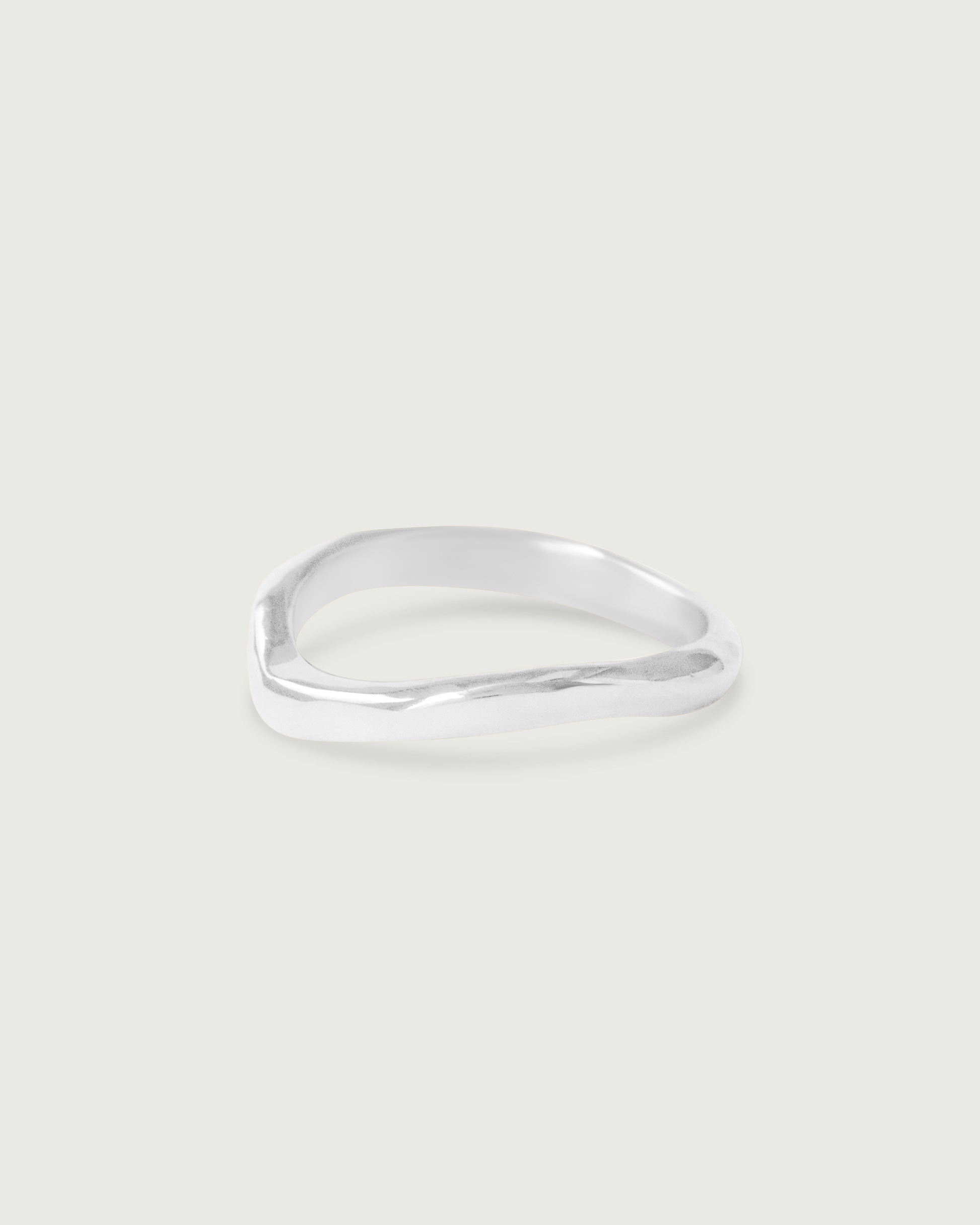 Side view of Root Curve Band in Platinum